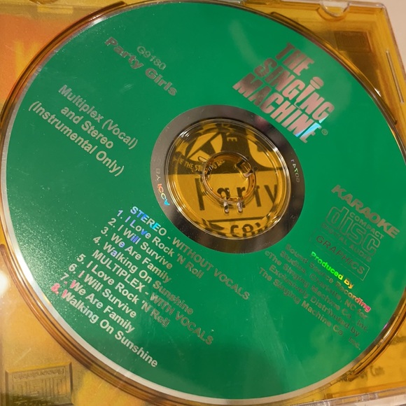 THE SINGING MACHINE Video Camera CD Karaoke TV with 10 CD's - Picture 14 of 16